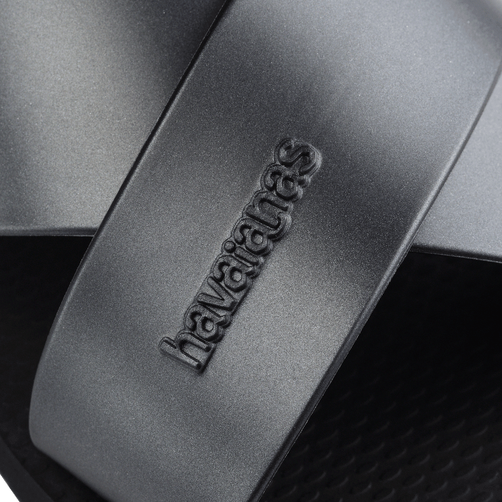 Sandália Rasteirinha Aqua Metallic Preta: Brilho, Conforto e Estilo