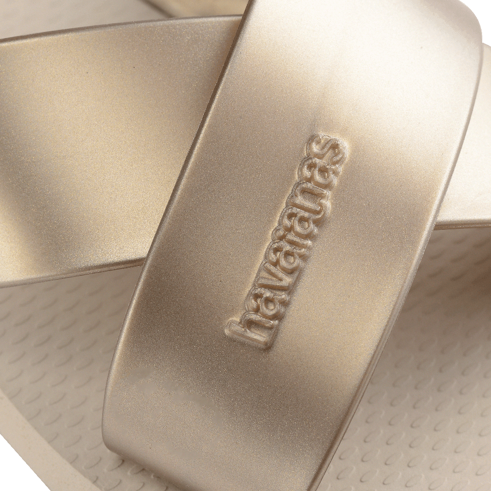 Rasteirinha Aqua Metallic: Slide Confortável com Tiras Metalizadas para Estilo Brilhante